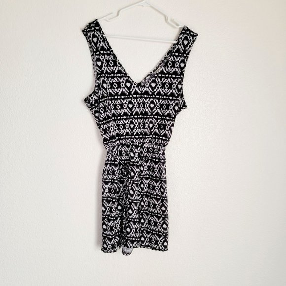 Wrapper Black and White Romper Geometric Pattern Sleeveless V Neck Matching Belt - Picture 7 of 16